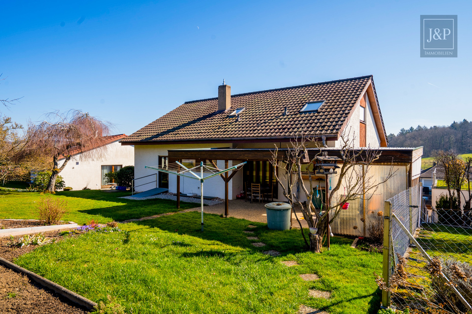 Idyllisches Einfamilienhaus in begehrter Lage mit großem Garten und unverbaubarem Naturblick - Außenansicht 10