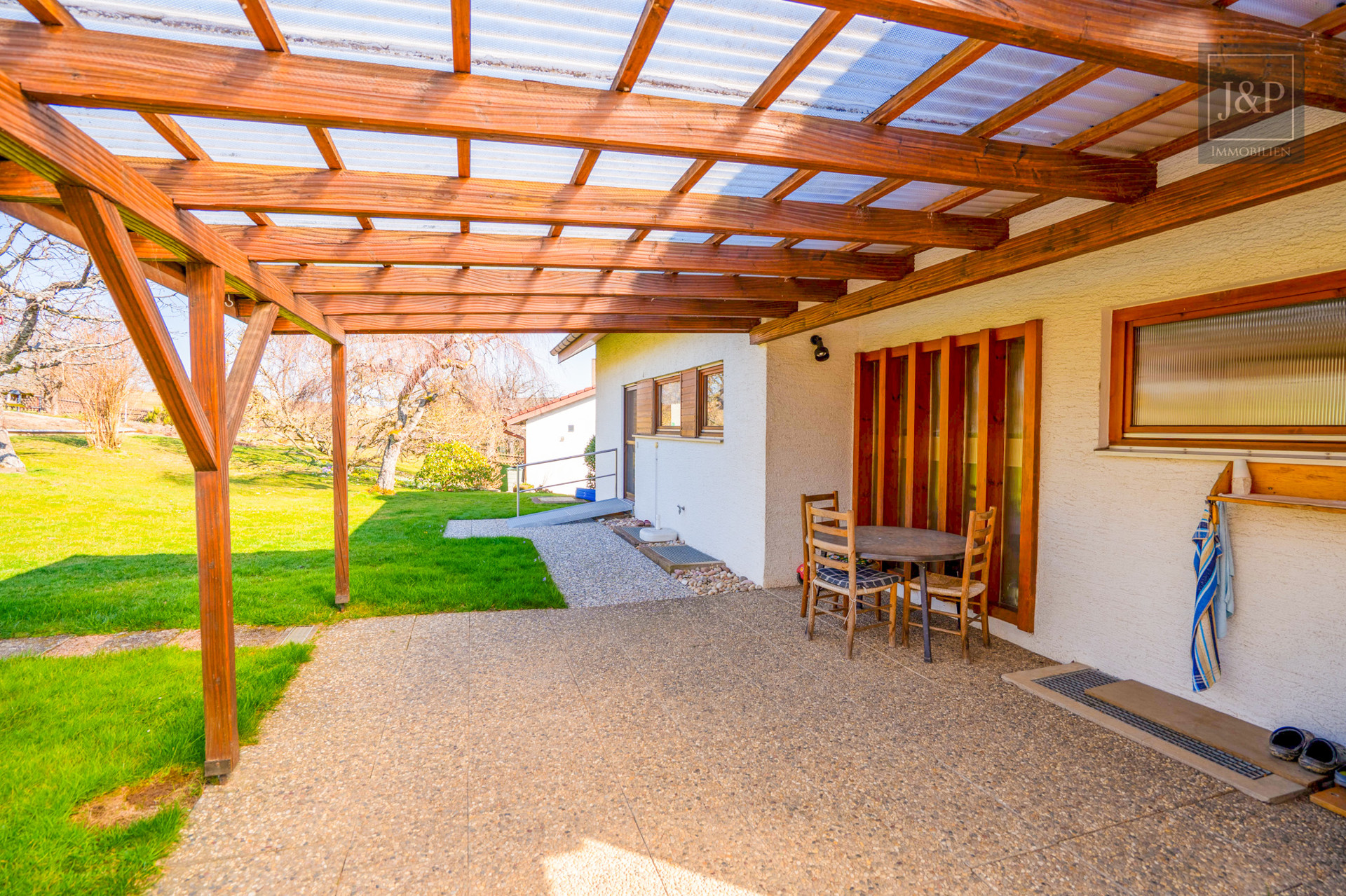 Idyllisches Einfamilienhaus in begehrter Lage mit großem Garten und unverbaubarem Naturblick - Terrasse