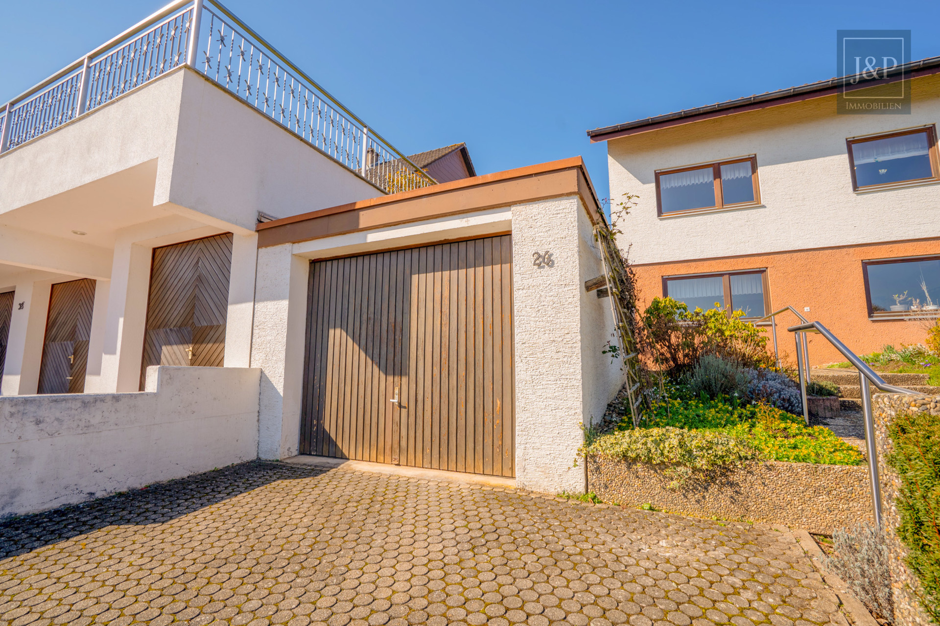 Idyllisches Einfamilienhaus in begehrter Lage mit großem Garten und unverbaubarem Naturblick - Garage