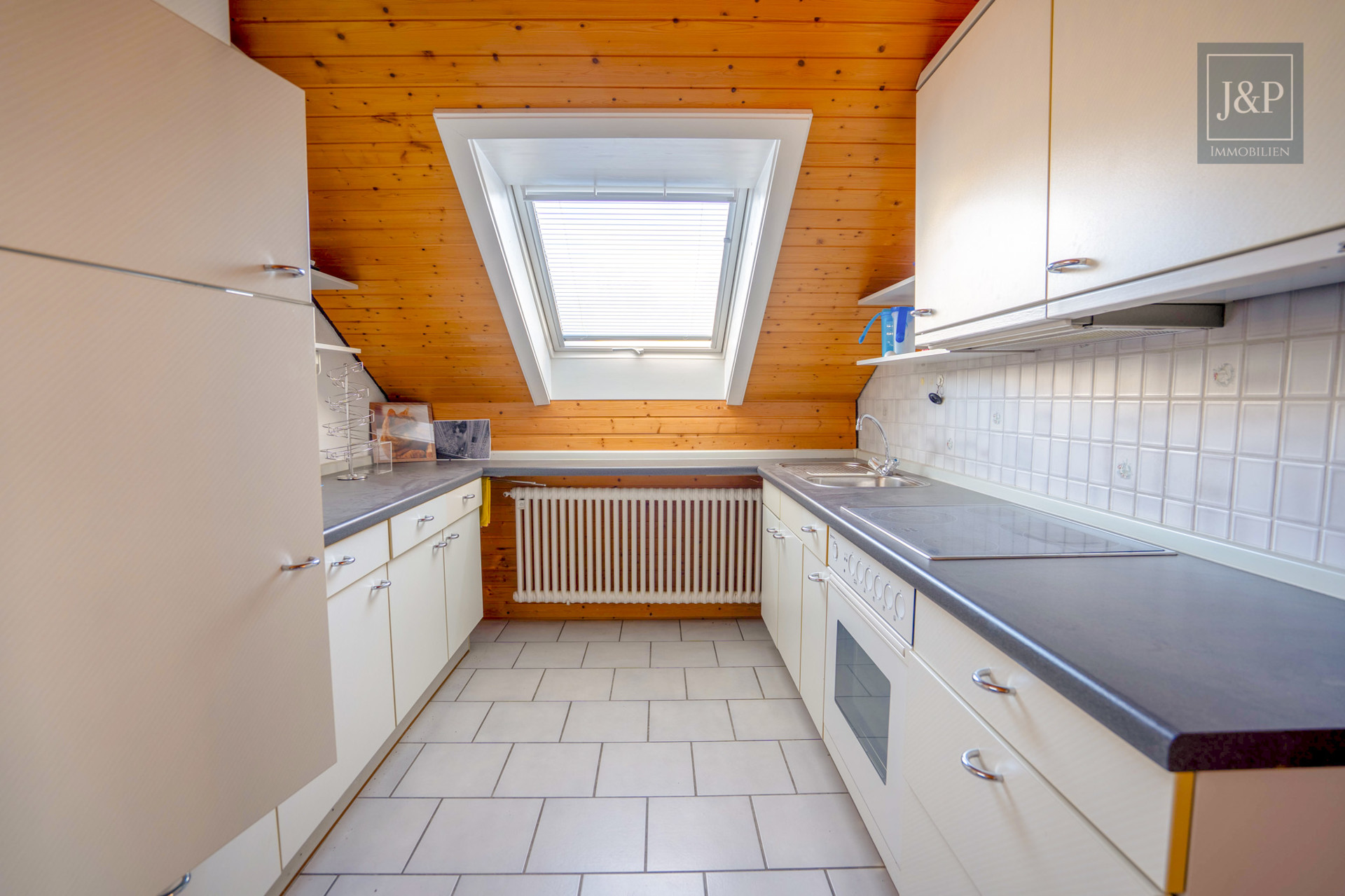 Idyllisches Einfamilienhaus in begehrter Lage mit großem Garten und unverbaubarem Naturblick - DG Küche 2