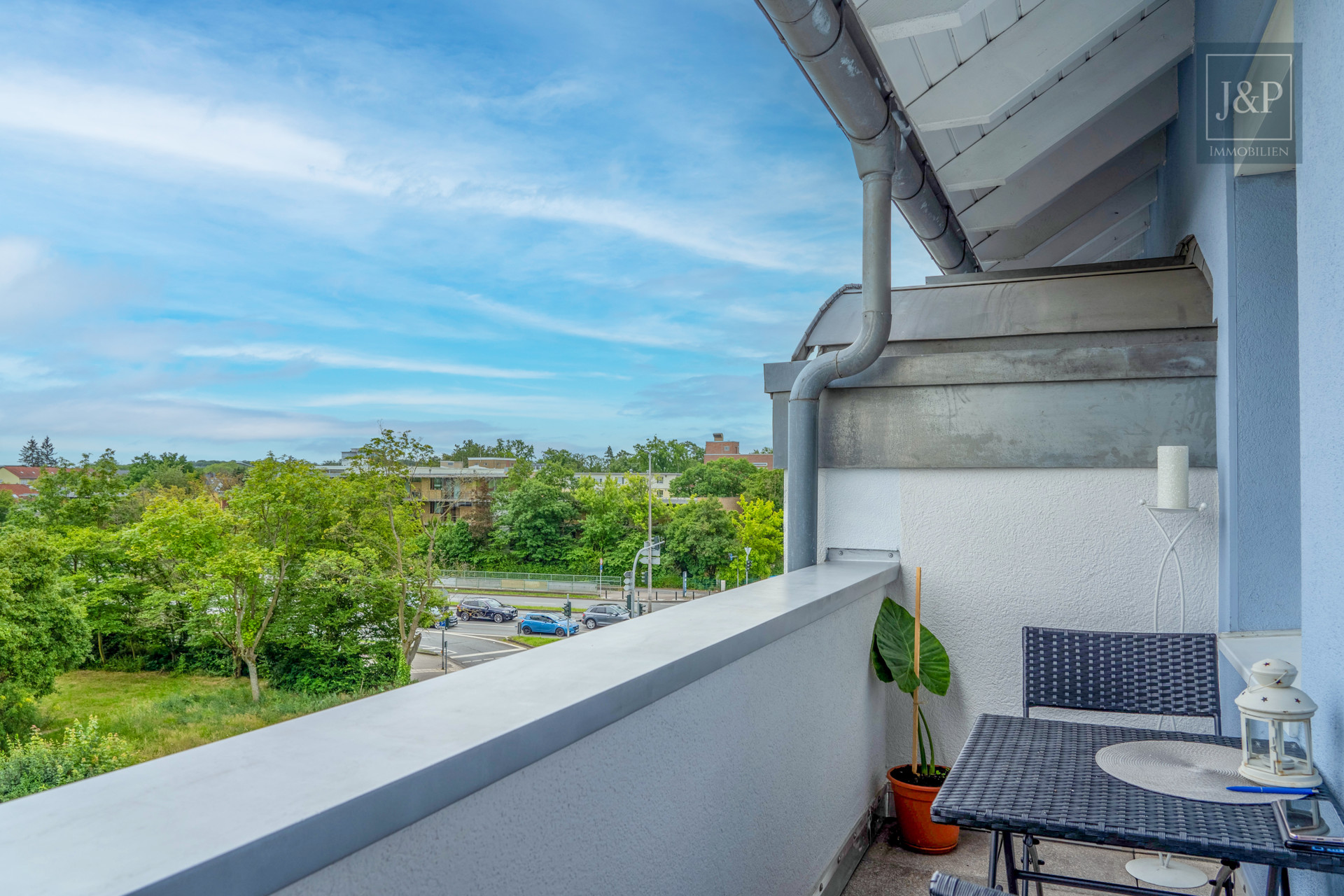 Lichtdurchflutete Maisonettewohnung mit traumhaftem Blick ins Grüne in Rüsselsheim - Balkon 2