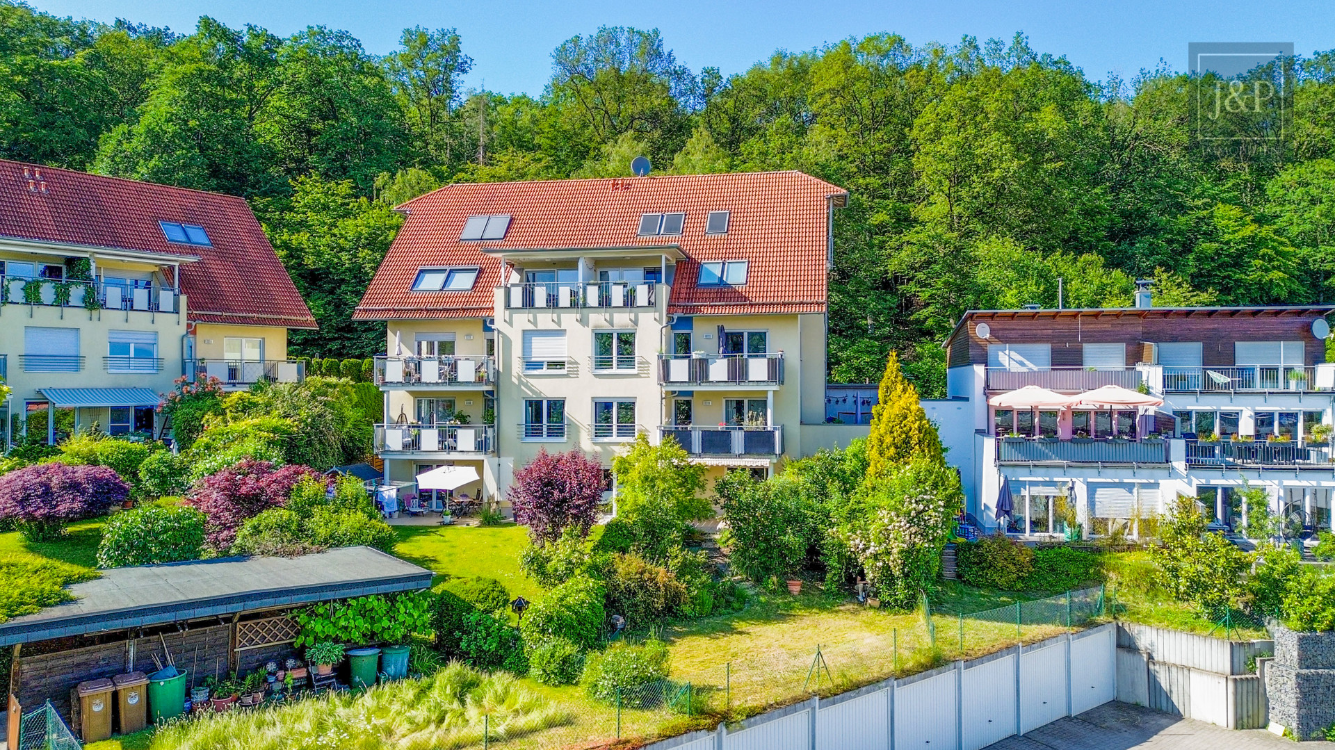 Großzügig geschnittene Zweizimmerwohnung im Grünen mit Garten (Südausrichtung) & Energieklasse A ! - Außenansicht