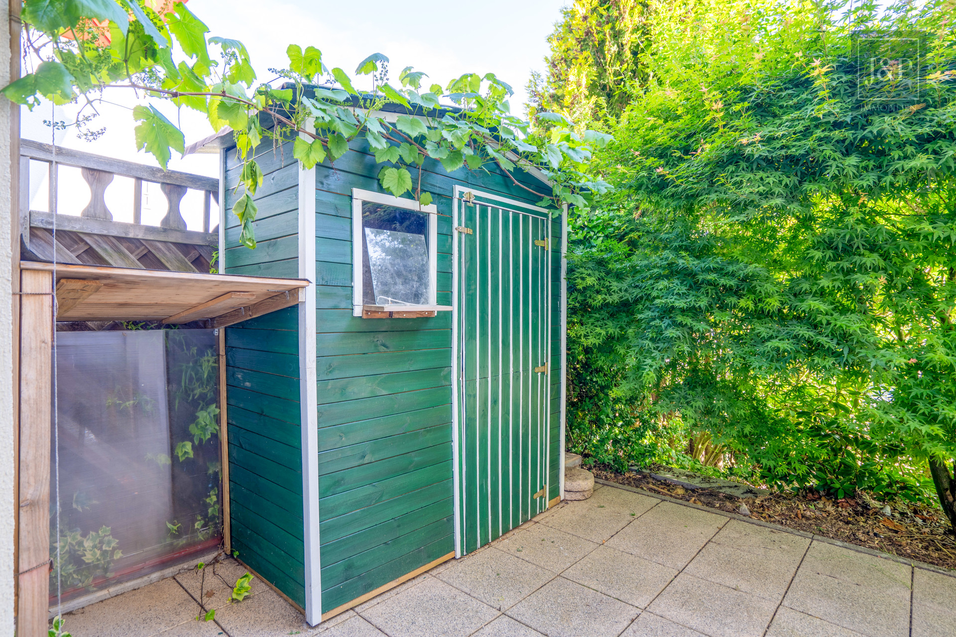 Großzügig geschnittene Zweizimmerwohnung im Grünen mit Garten (Südausrichtung) & Energieklasse A ! - Terrasse vorm Schlafzimmer