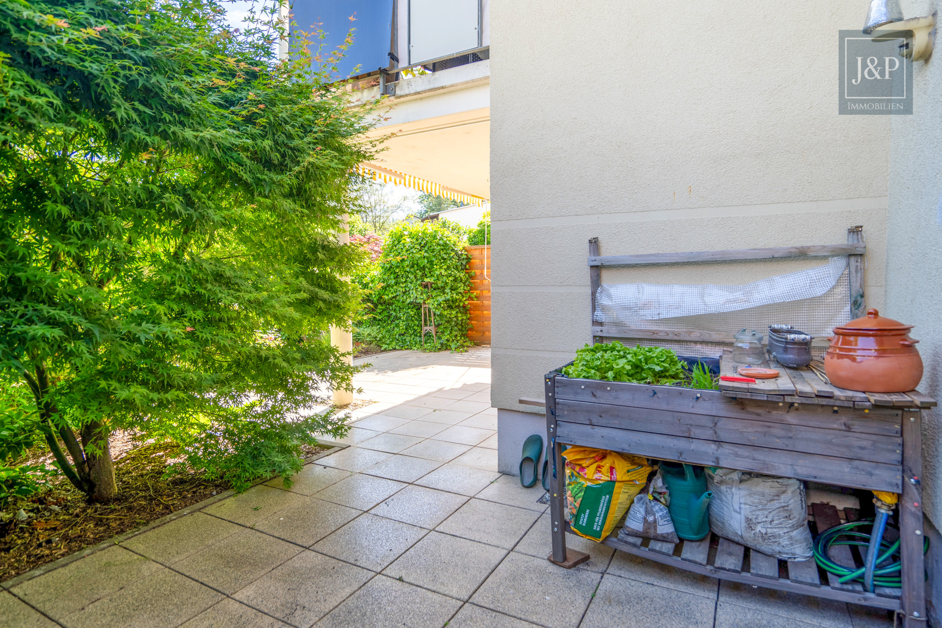 Großzügig geschnittene Zweizimmerwohnung im Grünen mit Garten (Südausrichtung) & Energieklasse A ! - Terrasse vorm Schlafzimmer