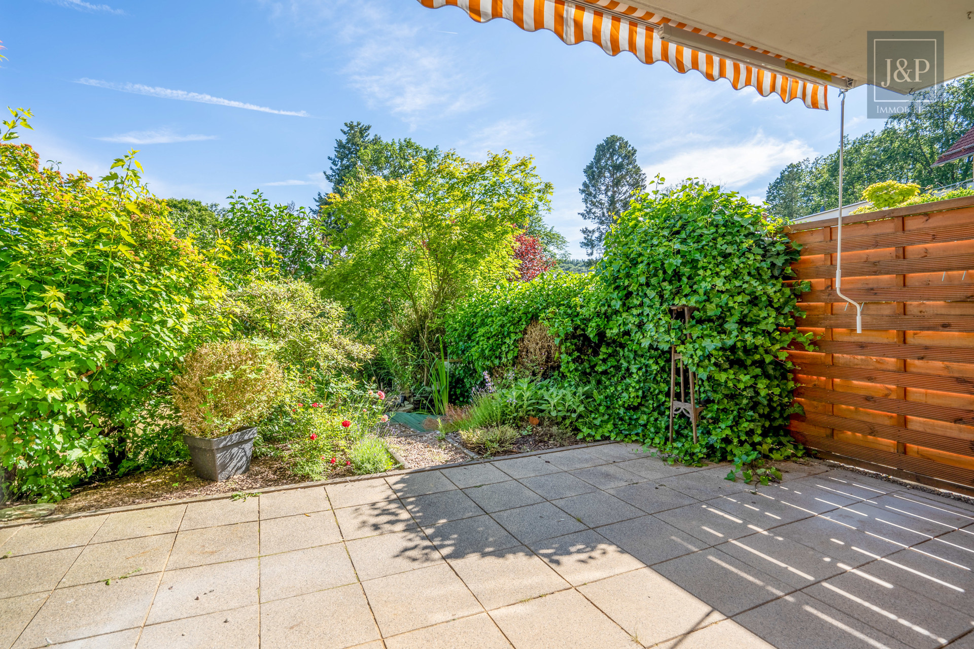 Großzügig geschnittene Zweizimmerwohnung im Grünen mit Garten (Südausrichtung) & Energieklasse A ! - Terrasse mit Markise