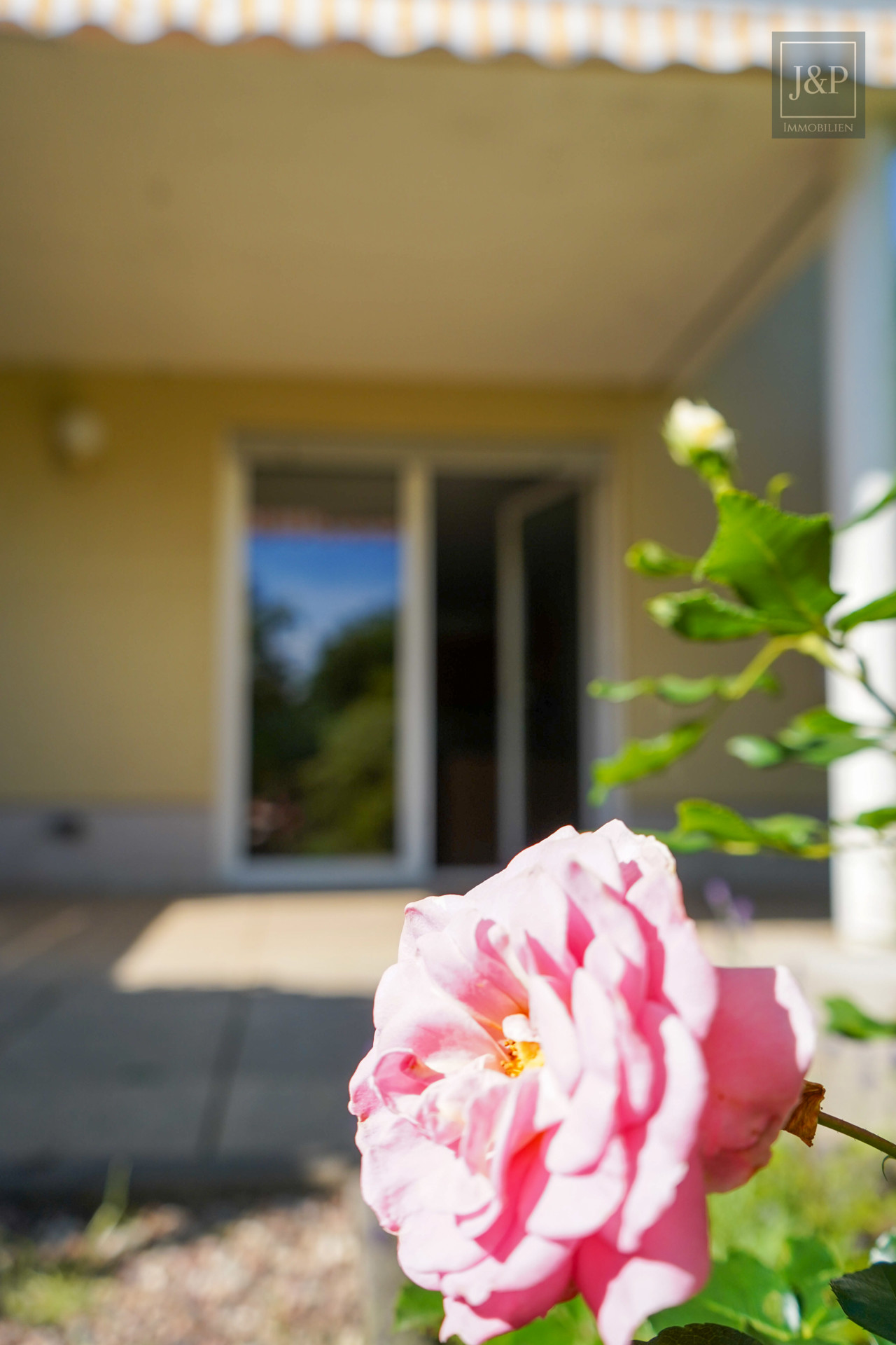 Großzügig geschnittene Zweizimmerwohnung im Grünen mit Garten (Südausrichtung) & Energieklasse A ! - Garten