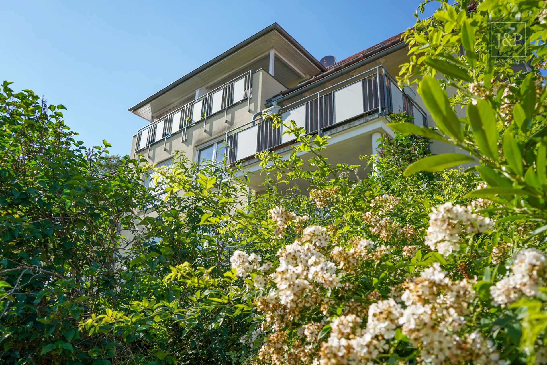 Großzügig geschnittene Zweizimmerwohnung im Grünen mit Garten (Südausrichtung) & Energieklasse A ! - Garten