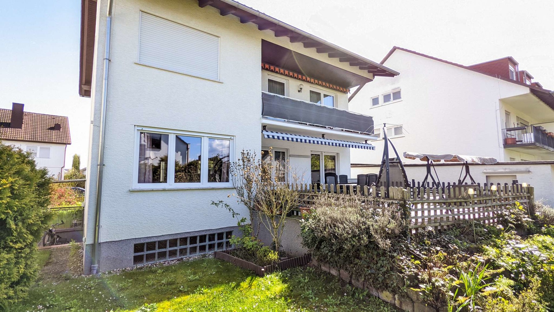 2018 vollmodernisiertes 2 Familienhaus / EFH mit Westterrasse, Feldrandlage und Souterrainabteil - Hausrückseite