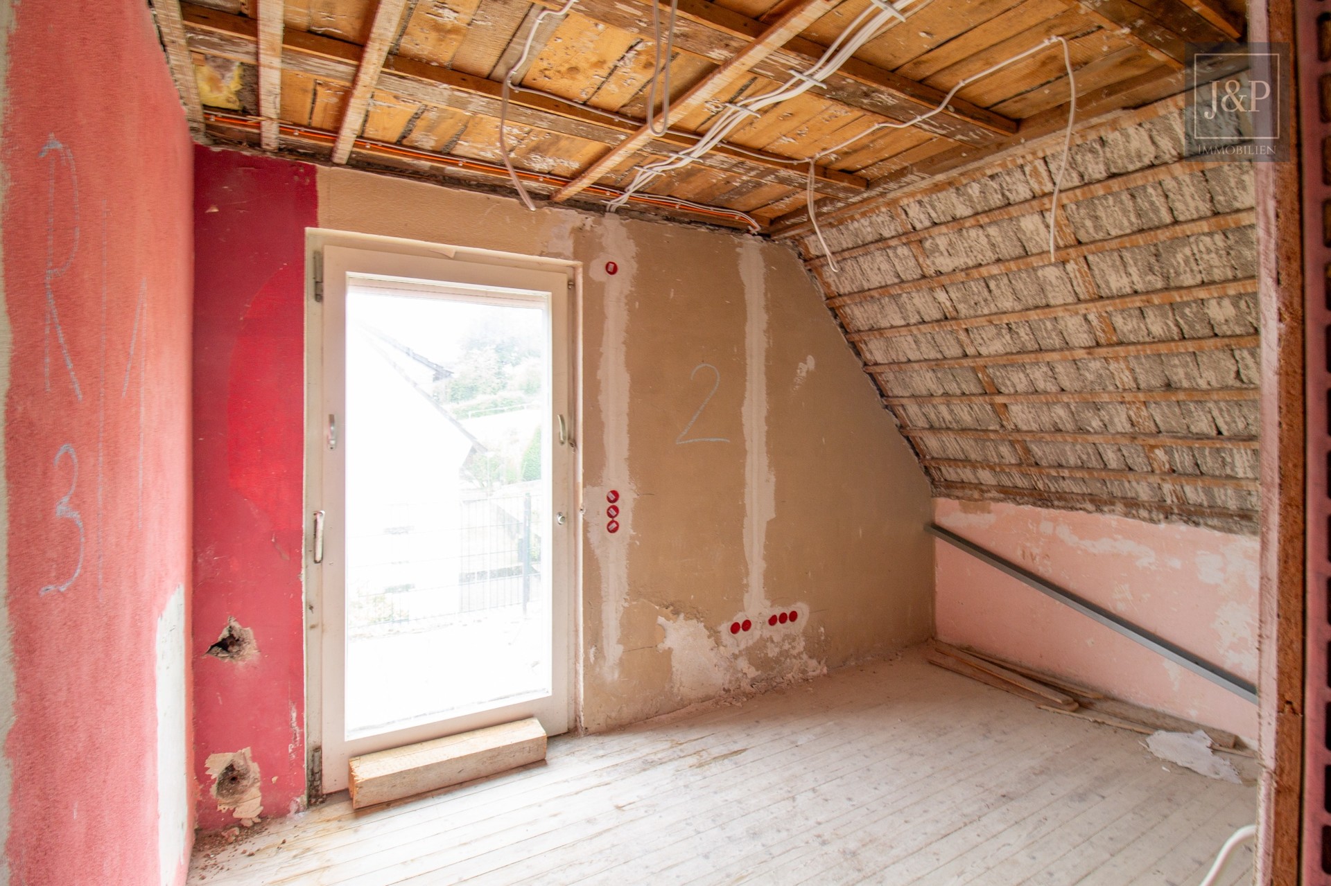 Charmantes Mehrfamilienhaus mit großem Gestaltungspotential in idyllischer Lage - Schlafzimmer 2 (OG)