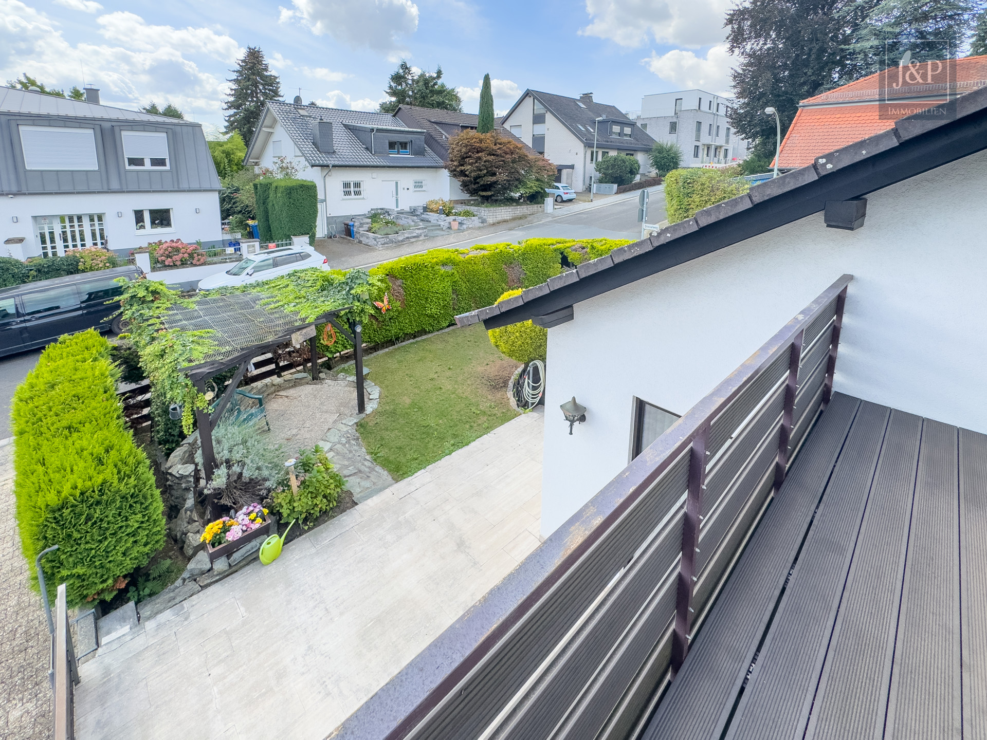 Wohlfühl-Oase in Hofheim: Großzügiges Familienhaus mit Einliegerwohnung, Sonnendeck und idyllischem Garten - Balkon OG