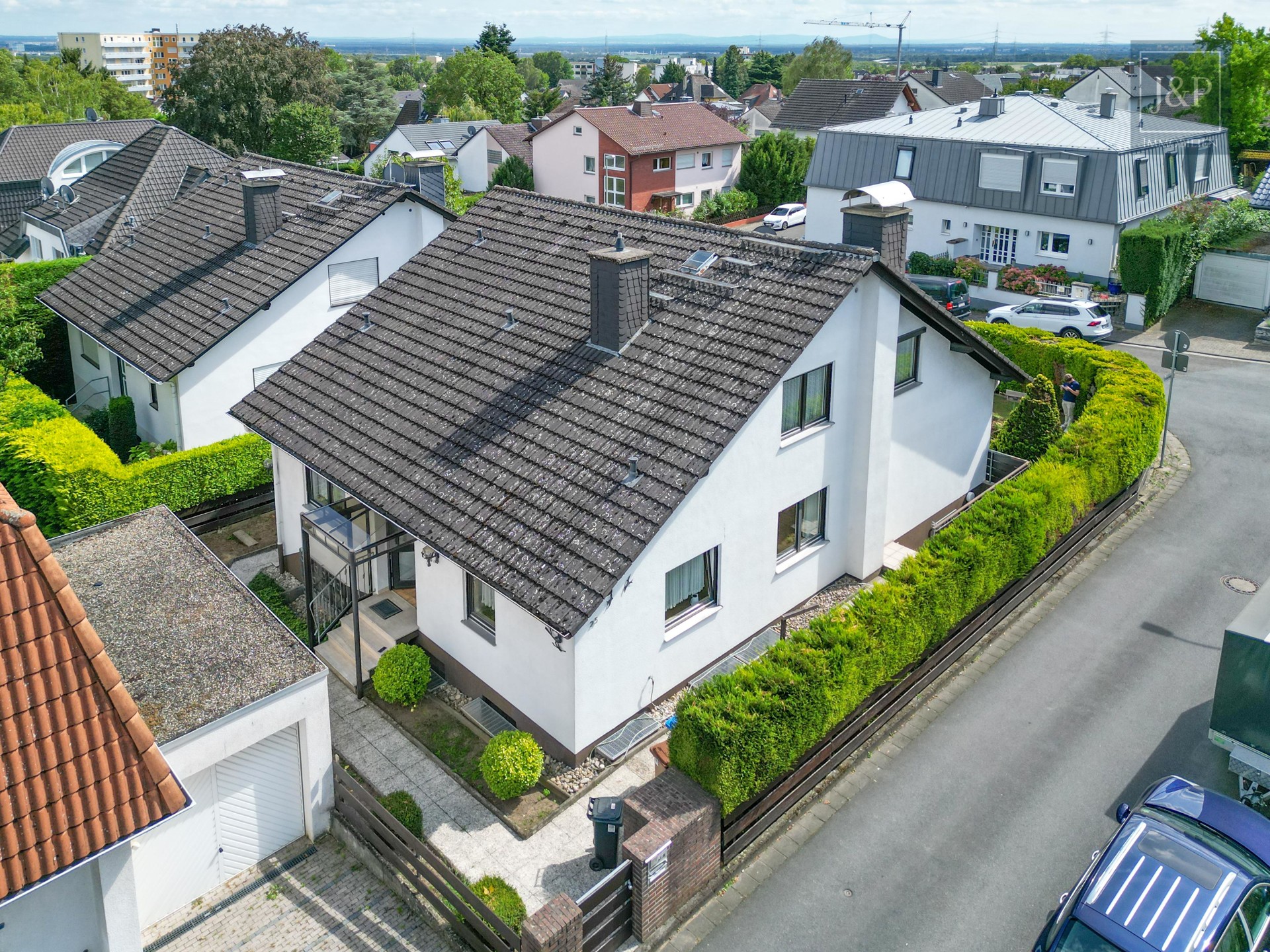 Wohlfühl-Oase in Hofheim: Großzügiges Familienhaus mit Einliegerwohnung, Sonnendeck und idyllischem Garten - Außenansicht 1