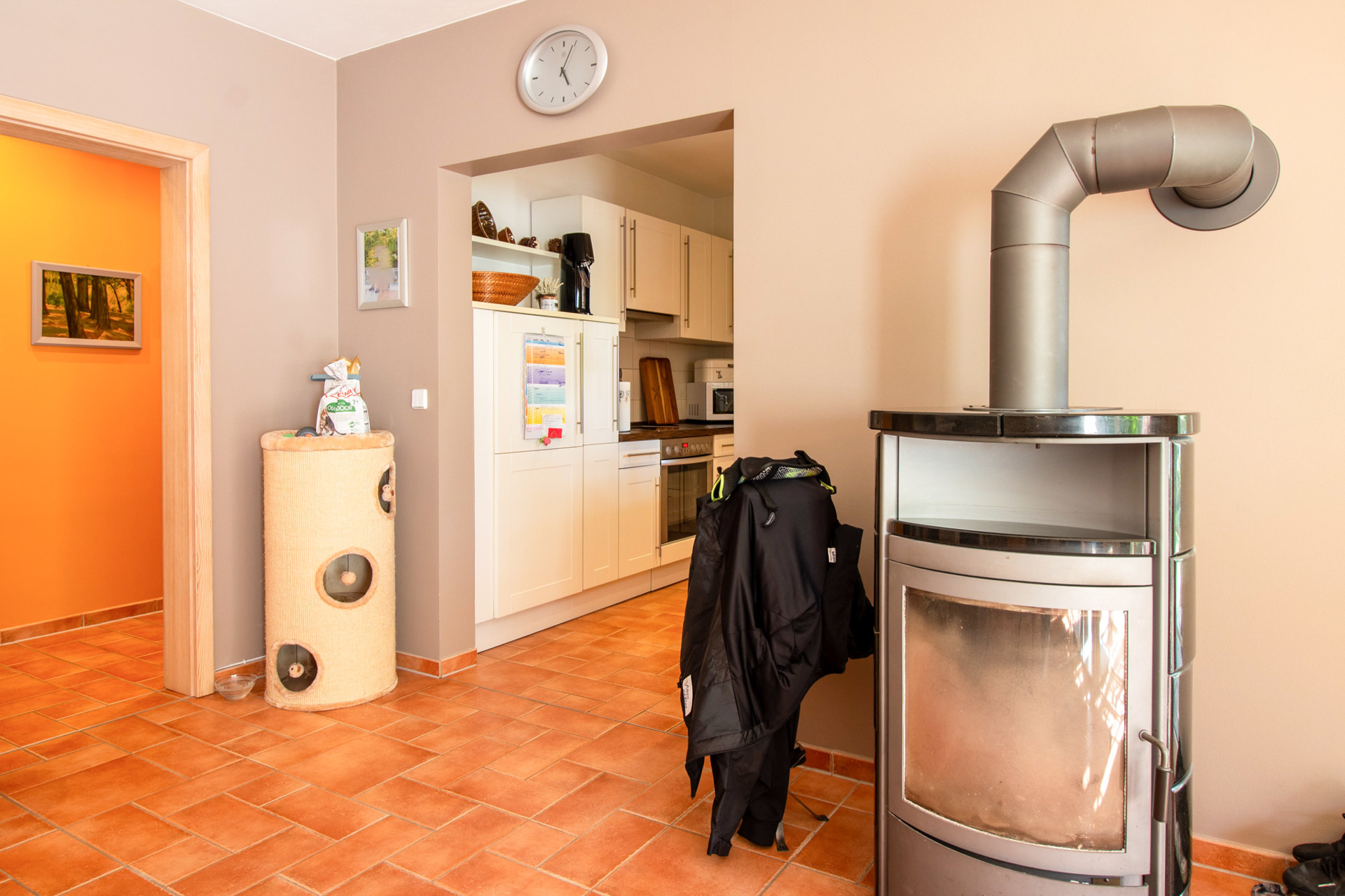 Modernes und energieeffizientes Bungalow mit Wärmpepumpe, Fußbodenheizung, Kamin und Doppelcarport - Wohnzimmer