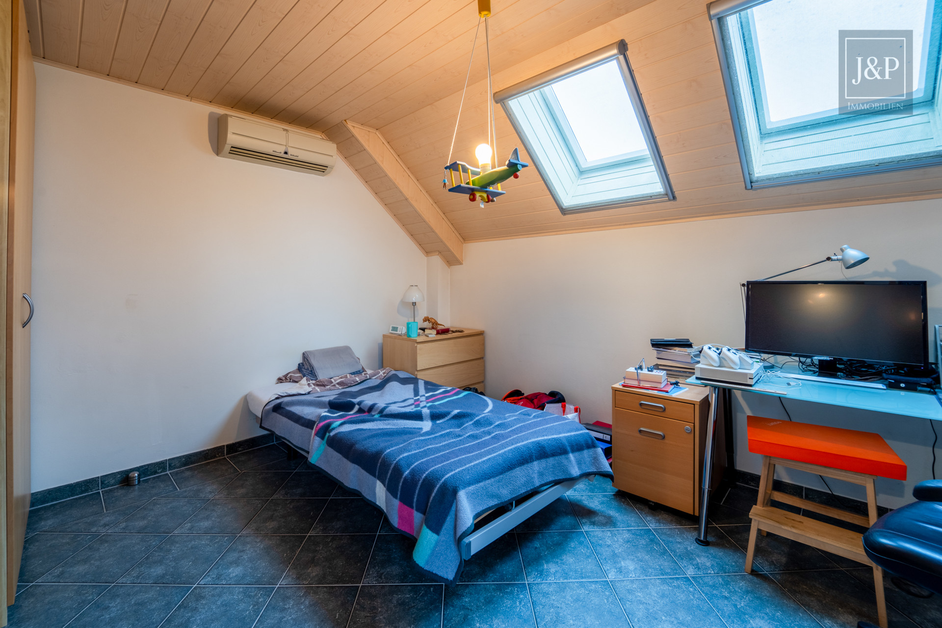 Architektonisches Highlight: Großzügige Doppelhaushälfte mit Luftraum & Smarthome - Schlafzimmer 1