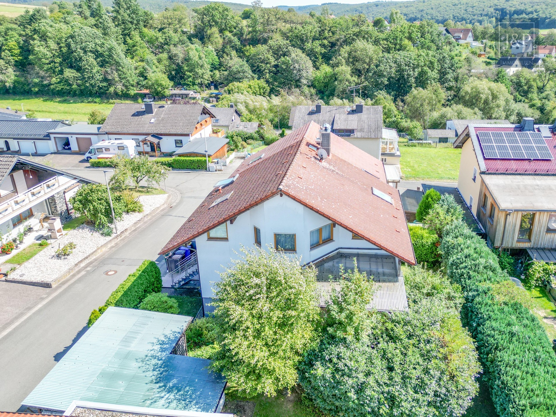 Großzügige Doppelhaushälfte mit Einliegerwohnung und hochwertiger Ausstattung in ruhiger Lage von Waldsolms - Außenansicht 2