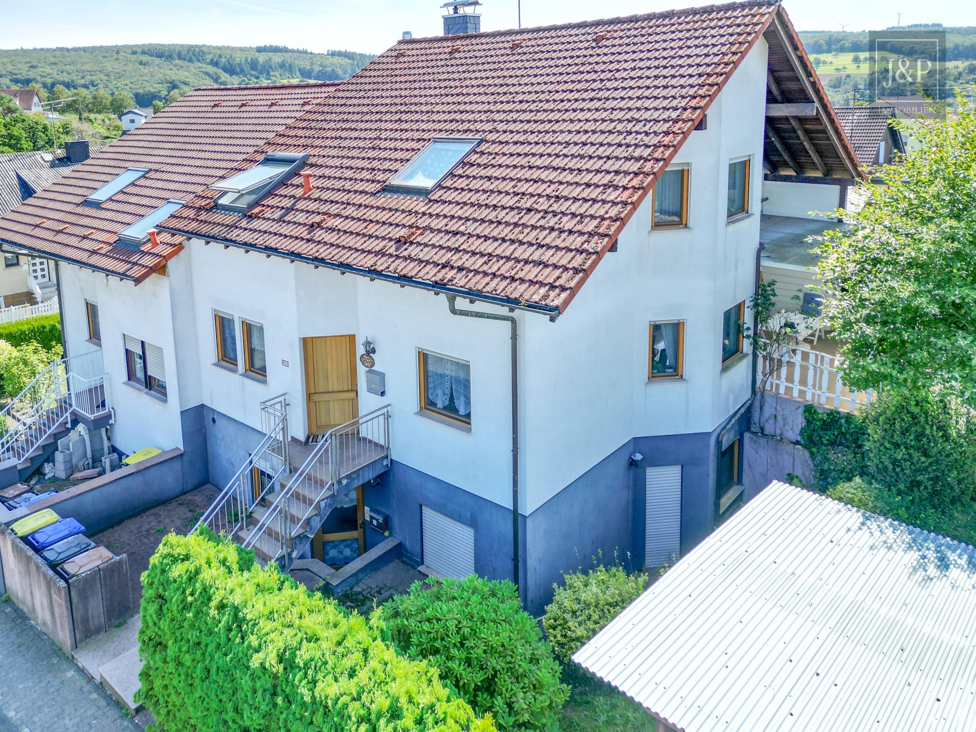 Großzügige Doppelhaushälfte mit Einliegerwohnung und hochwertiger Ausstattung in ruhiger Lage von Waldsolms - Außenansicht 1