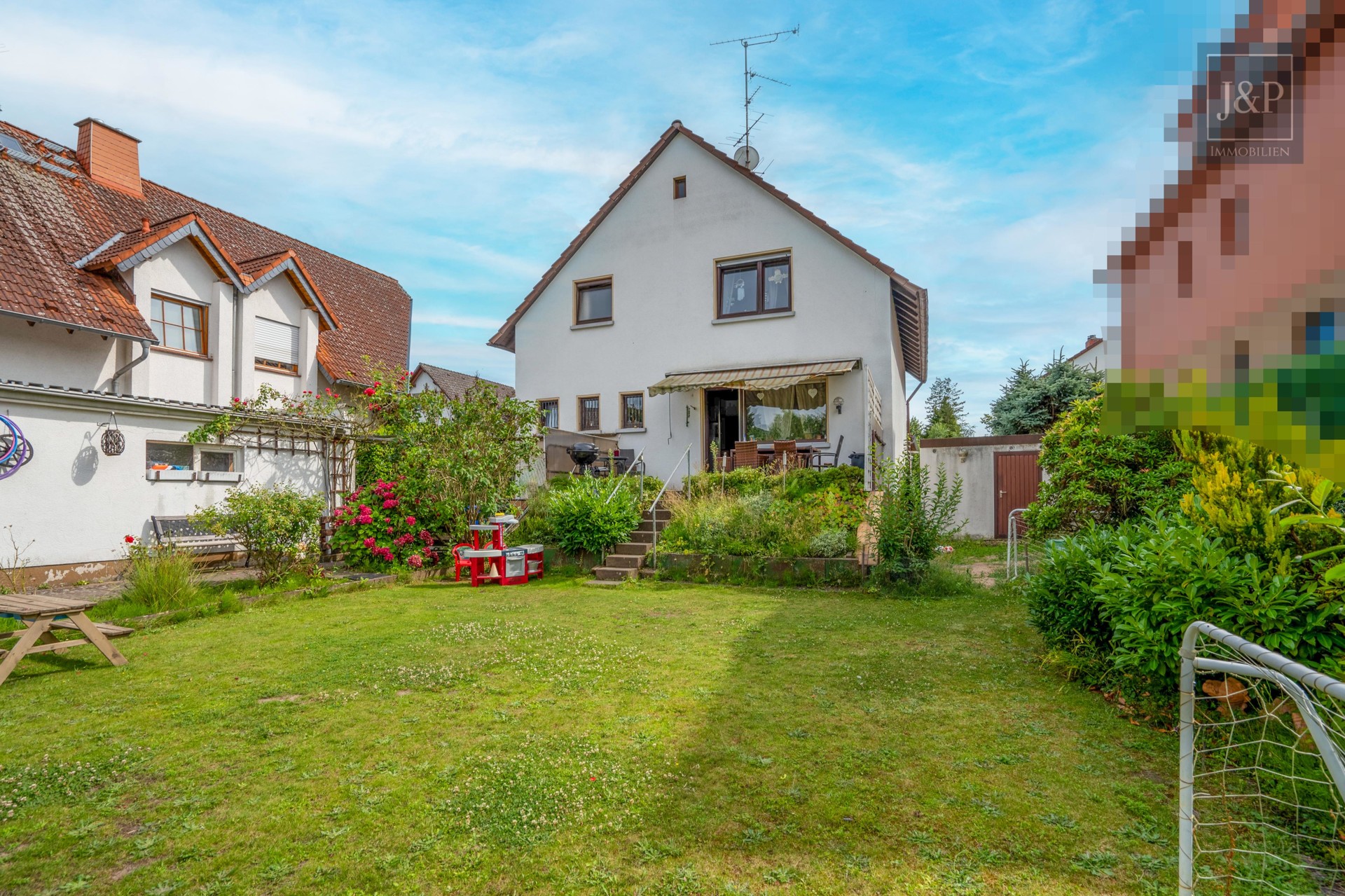 Einfamilienhaus mit großen Zimmern, Keller & großem Garten (Baugrundstück) in guter Lage - Gartenansicht