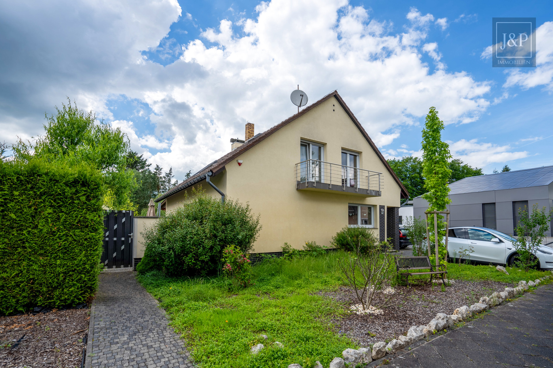 Kernsaniertes EFH mit Vollwärmeschutz und einzigartigem Garten. Stichstraßenlage im Musikerviertel! - Außenansicht